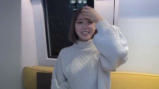 迷人的大学女孩小胸部享受强烈的肛交和阴道插入